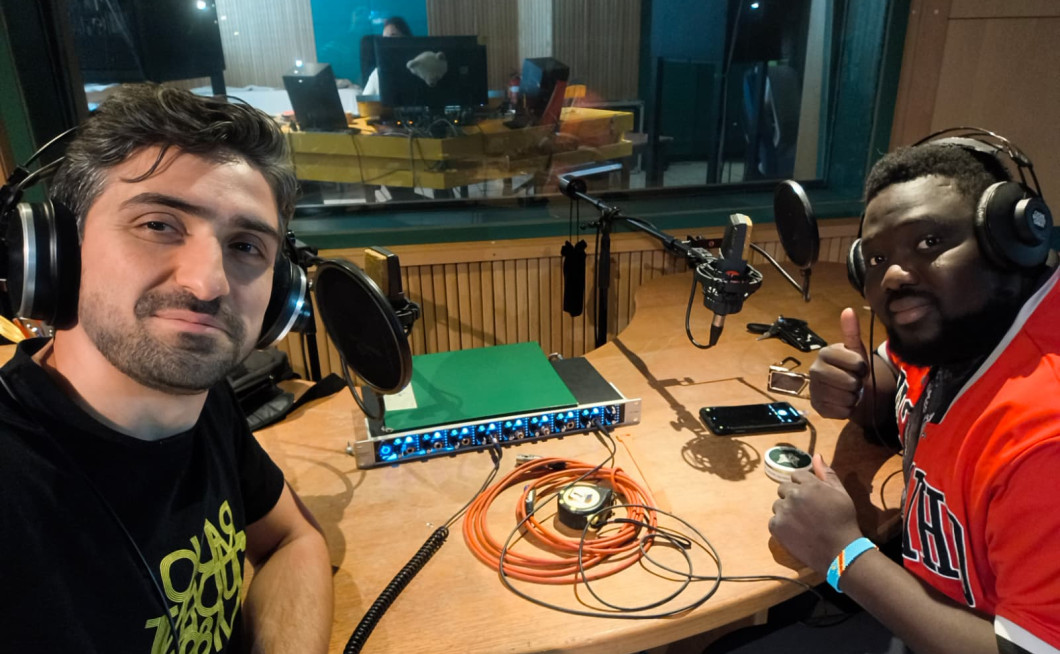 Furkan G&uuml;ner in conversation with Divin Ngamba in the Radio Študent studio